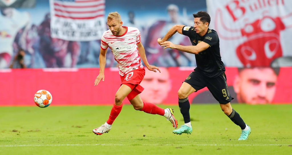 Robert Lewandowski abgeschüttelt: Konrad Laimer.