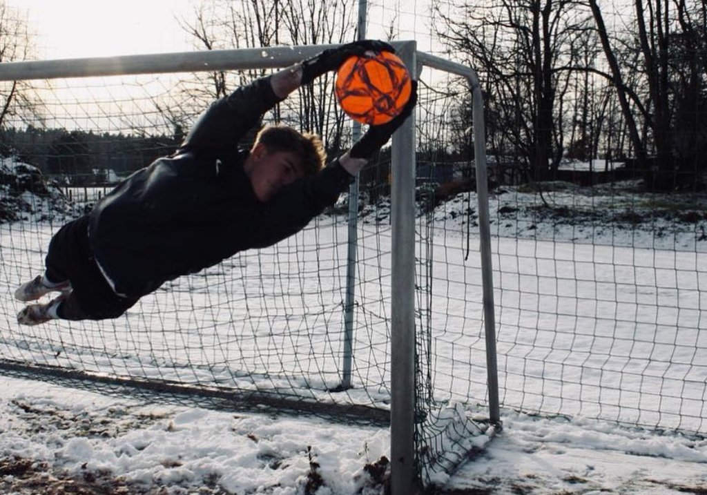 Kommt ein Keeper geflogen: Maximus Babke beim Training am Cottaweg.