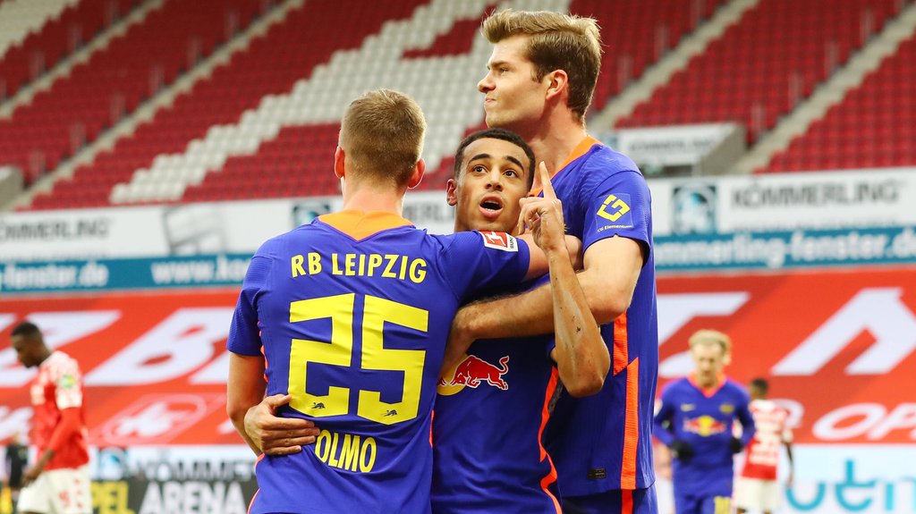 Endlich Bundesligatorschütze: Tyler Adams und Gratulanten.