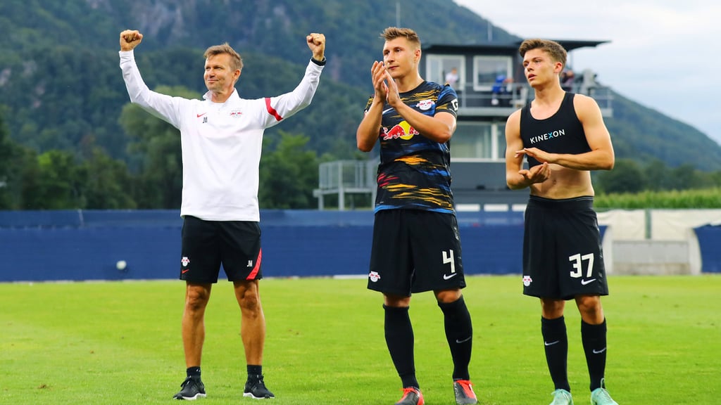 Jubeln mit den Fans: RB-Coach Marsch feiert das 1:1 gegen Ajax, Orban (M.) und Raebiger applaudieren