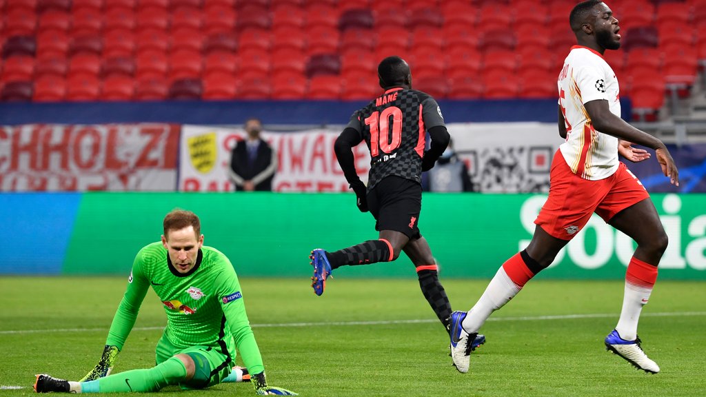 Zum zweiten Mal geschlagen: Peter Gulacsi am Boden, Sadio Mané dreht triumphierend ab.