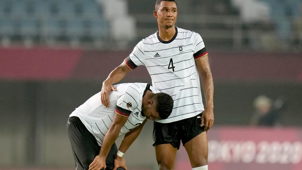 Felix Uduokhai trösten Deutschlands Eigentorschützen Benjamin Henrichs (l.) nach dem Olympia-Aus.