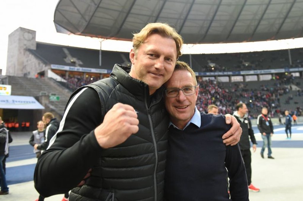 Leg deinen Kopf auf meine Schulter: Ralph Hasenhüttl und Ralf Rangnick nach geschaffter CL-Quali