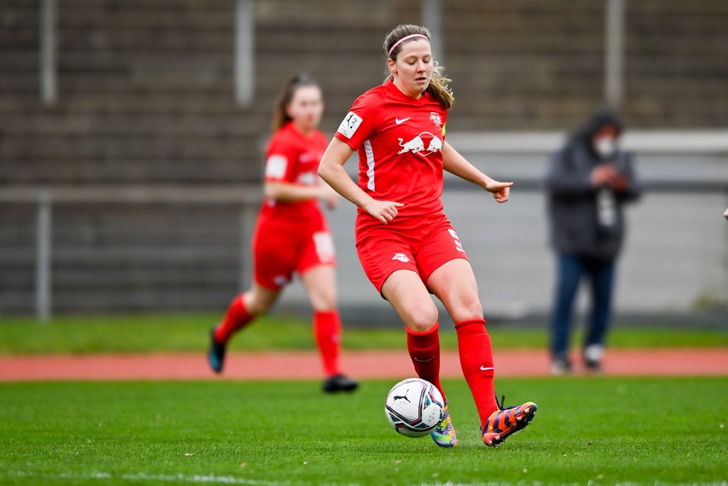 Louise Ringsing führt die RB-Frauen als Kapitänin aufs Feld.
