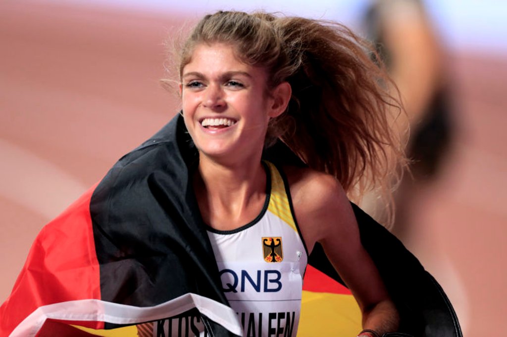 Konstanze Klosterhalfen darf sich über Bronze freuen, Oliver Mintzlaff schaut ihr dabei zu.