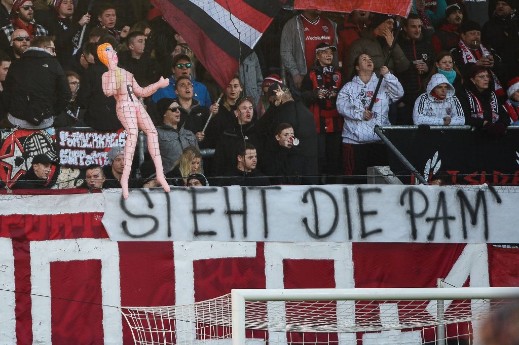 Eine Gummipuppe in Anspielung auf Ralph Hasenhüttl.