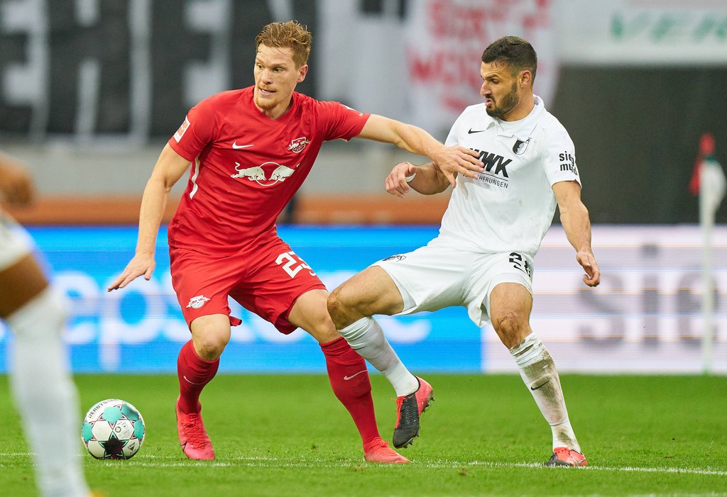 RB Leipzigs Marcel Halstenberg (l.) und Ausgburgs Daniel Caligiuri beim Bundesliga-Duell der beiden Mannschaften im Oktober.