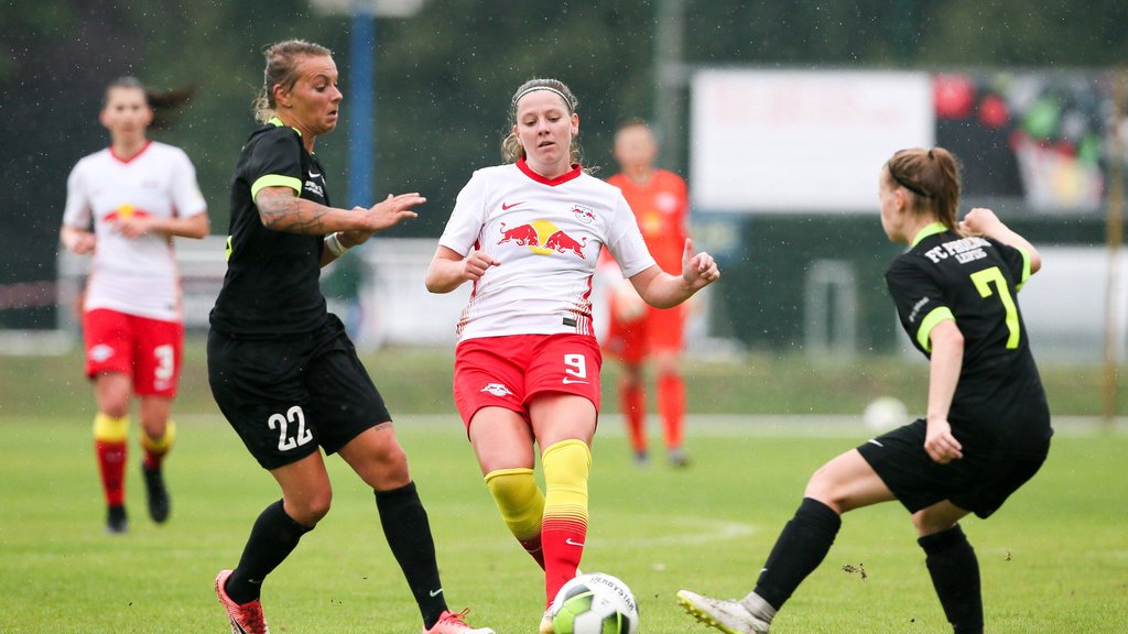 Neuzugang Louise Ringsing (Mitte) erzielt gegen Wolfsburg das erste Tor in der 2. Liga&nbsp;für RB Leipzig .