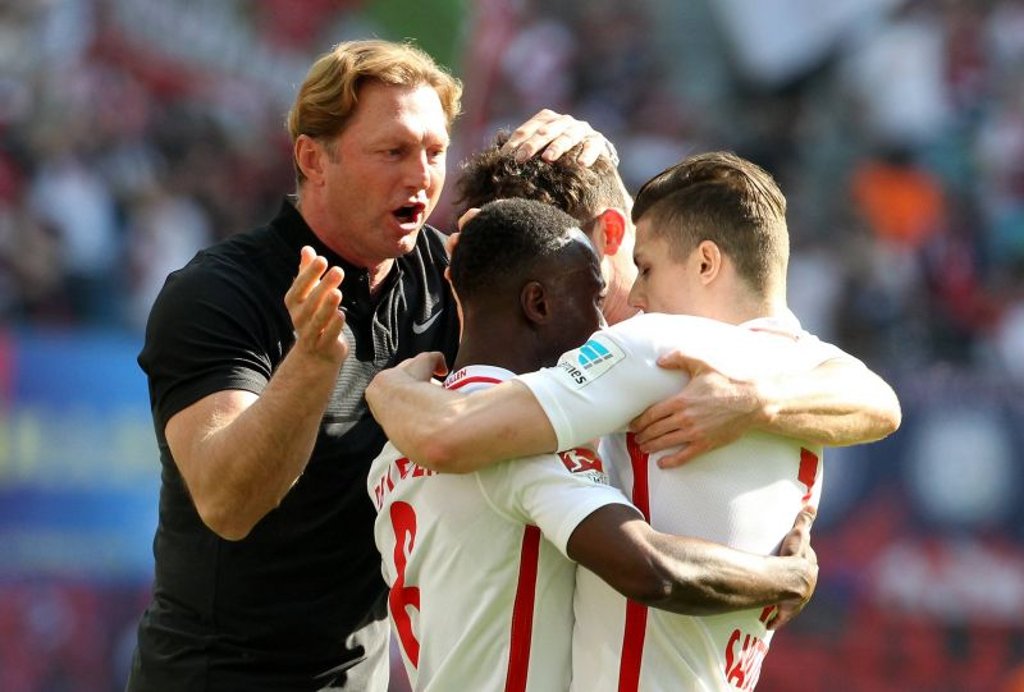 Erleichterter Trainer: Ralph Hasenhüttl mit Naby keita, Oliver Burke und Marcel Sabitzer (von links,