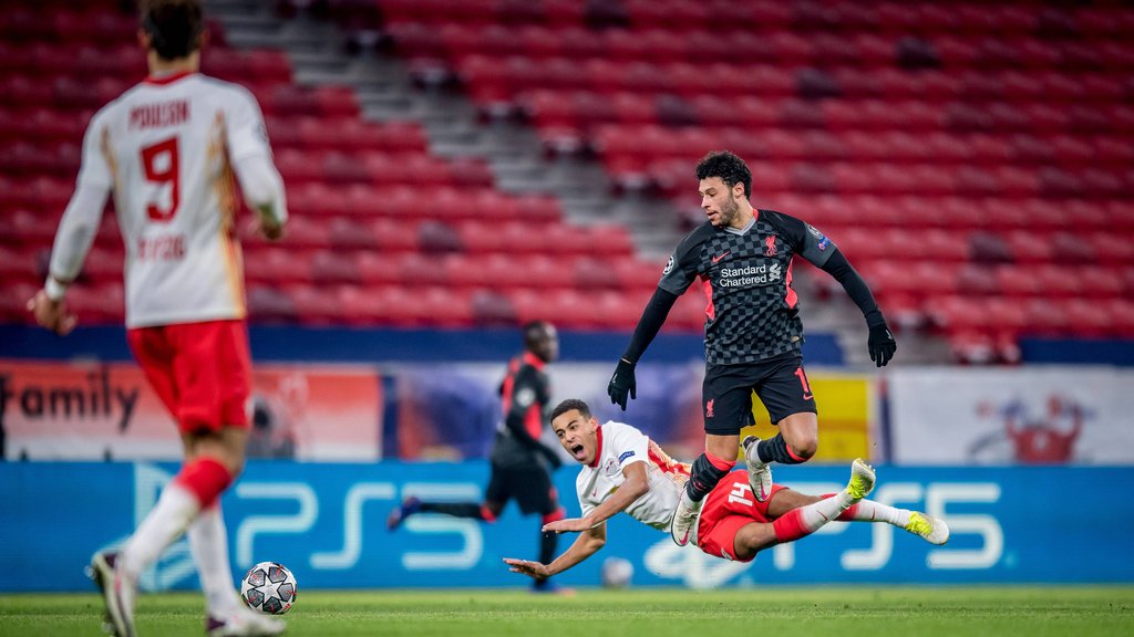 Leipzigs Tyler Adams gegen Liverpools Alex Oxlade-Chamberlain.
