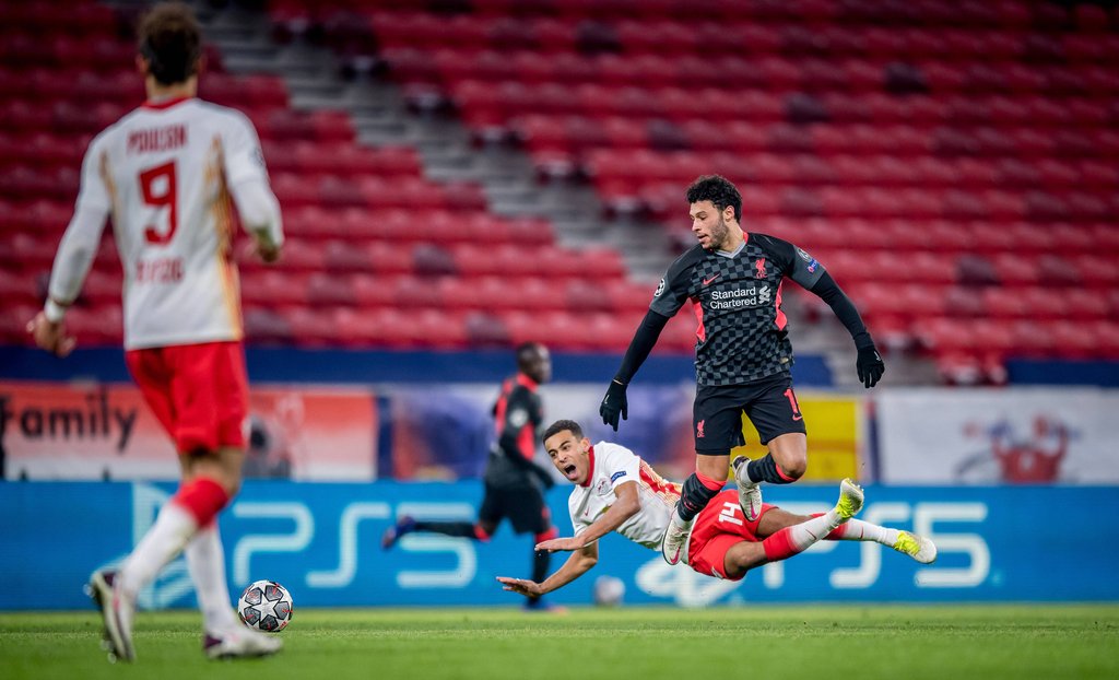 Leipzigs Tyler Adams gegen Liverpools Alex Oxlade-Chamberlain.