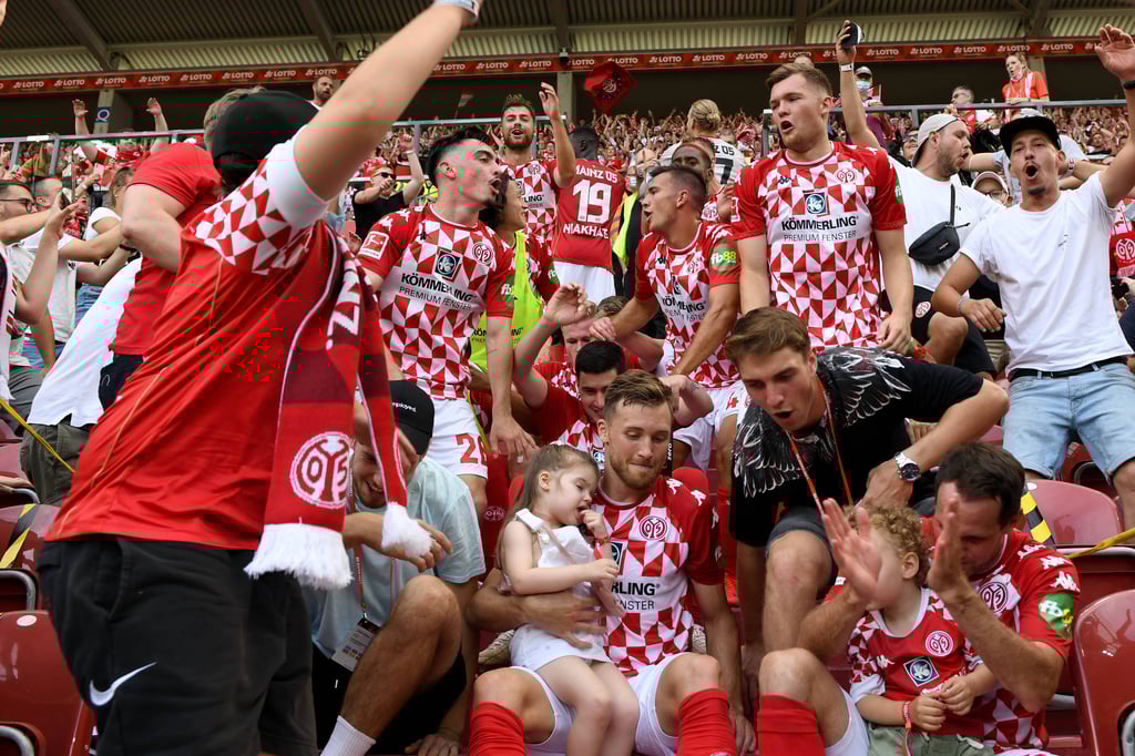 Fast die komplette Mannschaft im Fanblock: Spieler von Mainz 05.