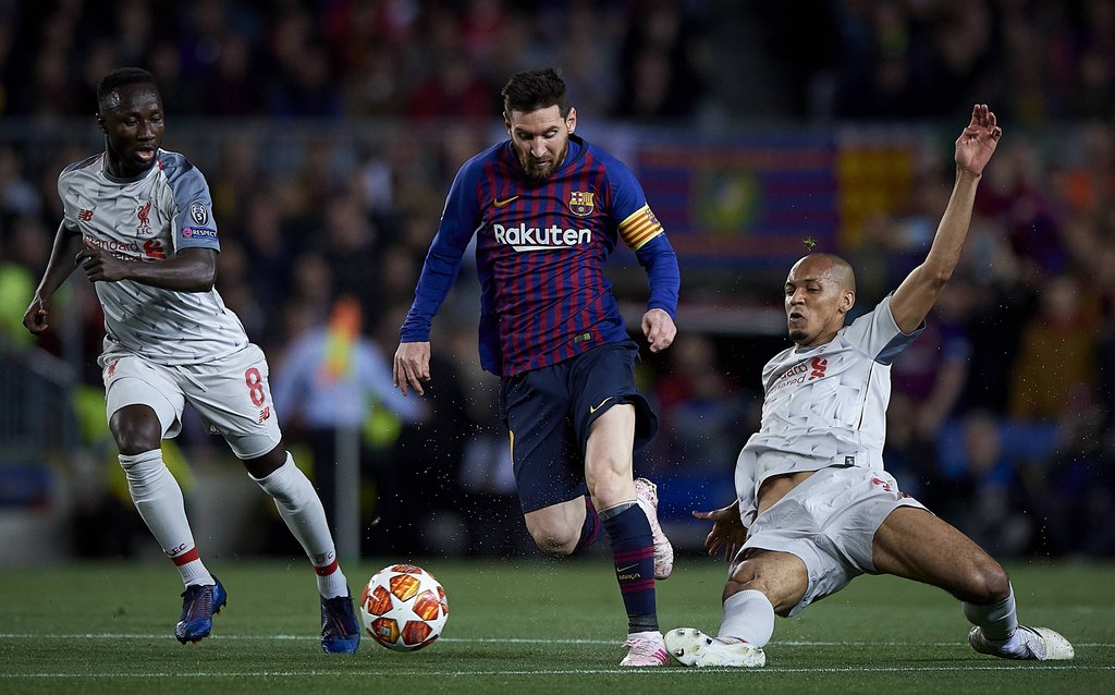 Haben gemeinsam schon Messi ausgebremst: Naby Keita und Fabinho im Halbfinale gegen den FC Barcelona 2019. 