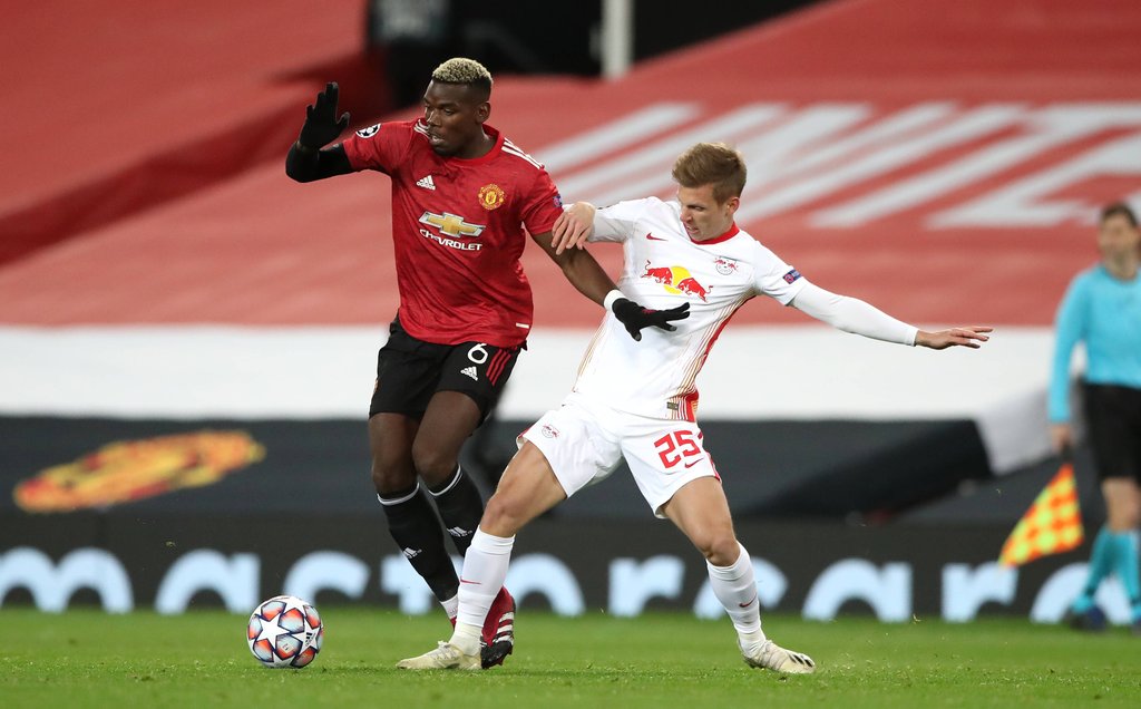 Paul Pogba (l.) beim 5:0-Hinspielsieg im Zweikampf mit RB Leipzigs Dani Olmo. 