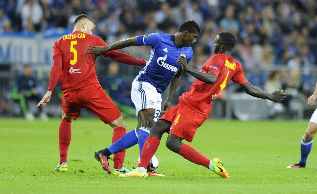 Duje Caleta-Car und und Dayot Upamecano verteidigen gemeinsam gegen Schalkes Breel Embolo.