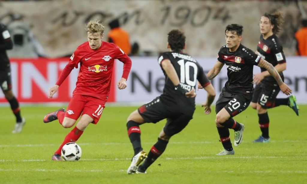 Hakan Calhanoglu ist das neue Transferziel des AC Mailand. Hier im Duell mit Emil Forsberg von RB Leipzig.