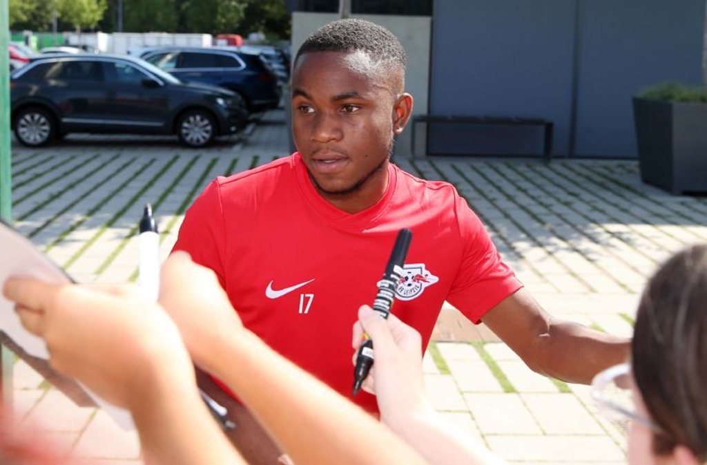Bitte hier unterschreiben: Ademola Lookman unterzeichnete erst seinen Vertrag bei RB Leipzig und gab dann Autogramme bei seinem ersten Training.