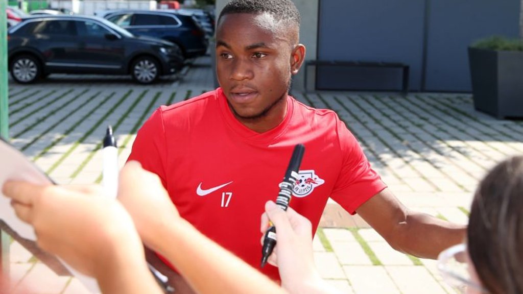 Bitte hier unterschreiben: Ademola Lookman unterzeichnete erst seinen Vertrag bei RB Leipzig und gab dann Autogramme bei seinem ersten Training.