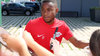 Bitte hier unterschreiben: Ademola Lookman unterzeichnete erst seinen Vertrag bei RB Leipzig und gab dann Autogramme bei seinem ersten Training.