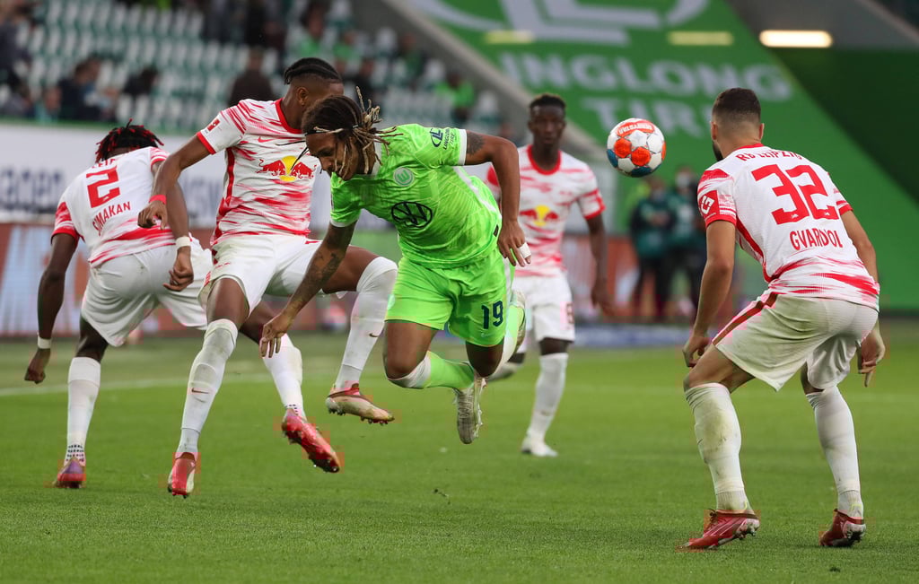 Vier gegen einen: Wie hier Mbabu bekam RB den VfL Wolfsburg nicht zu fassen.