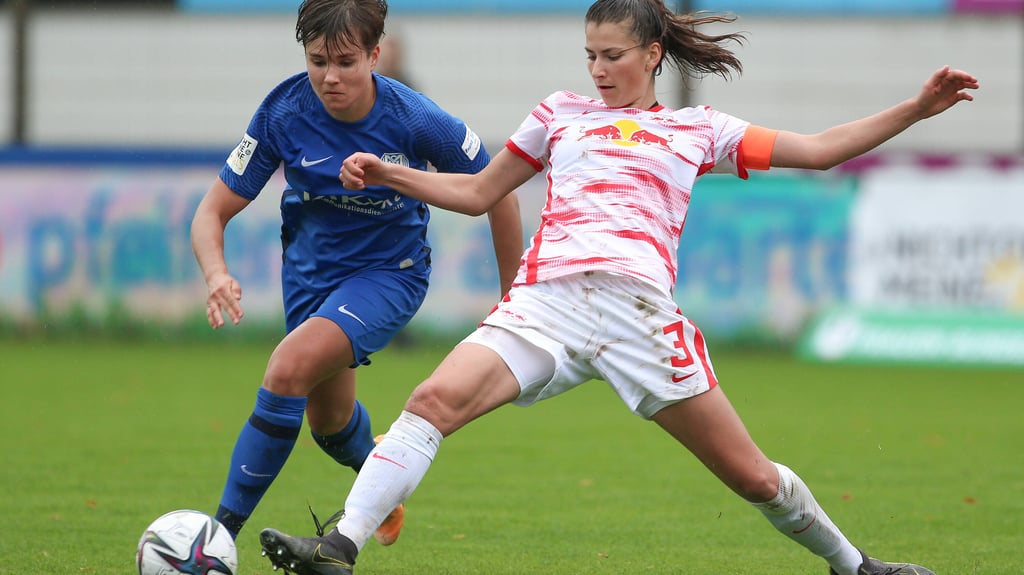 Alexandra Emmerling (SV Meppen) und Johanna Kaiser (r.), Kapitänin von RB Leipzig im Zweikampf.