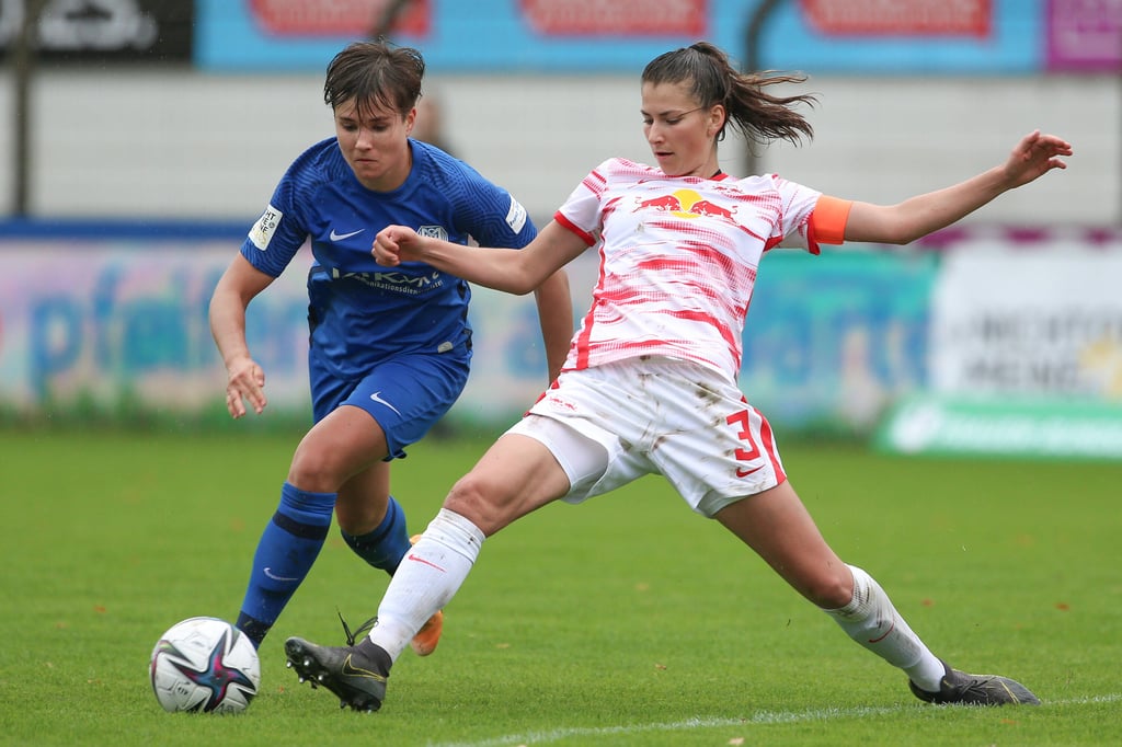 Alexandra Emmerling (SV Meppen) und Johanna Kaiser (r.), Kapitänin von RB Leipzig im Zweikampf.