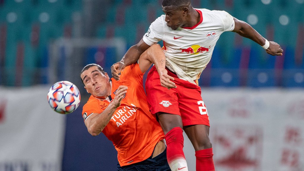 RB Leipzigs Nordi Mukiele (r.) im Zeikampf mit Enzo Crivelli beim Hinspiel gegen Basaksehir.&nbsp;