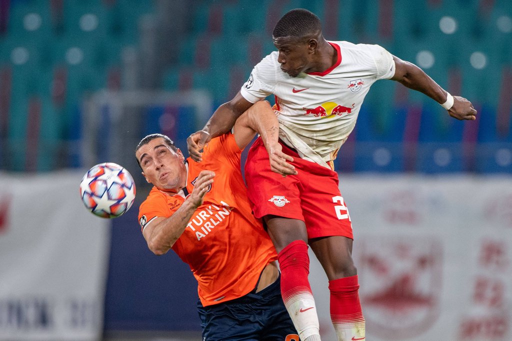RB Leipzigs Nordi Mukiele (r.) im Zeikampf mit Enzo Crivelli beim Hinspiel gegen Basaksehir. 