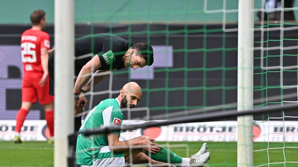 Ömer Toprak nach seiner Verletzung im Spiel gegen RB Leipzig.