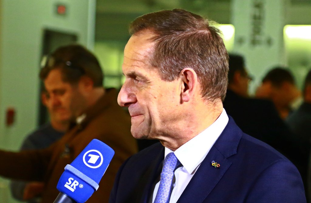 Alfons Hörmann findet den Profifußball als systemrelevant innerhalb des Sports.