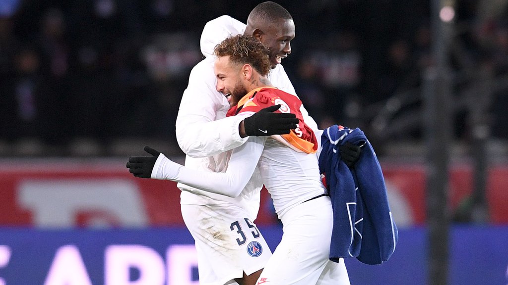 Tanguy Nianzou Kouassi (hier mit Neymar gegen Galatasaray) spielt bei Paris St.Germain, aber kommt angeblich zu RB Leipzig.