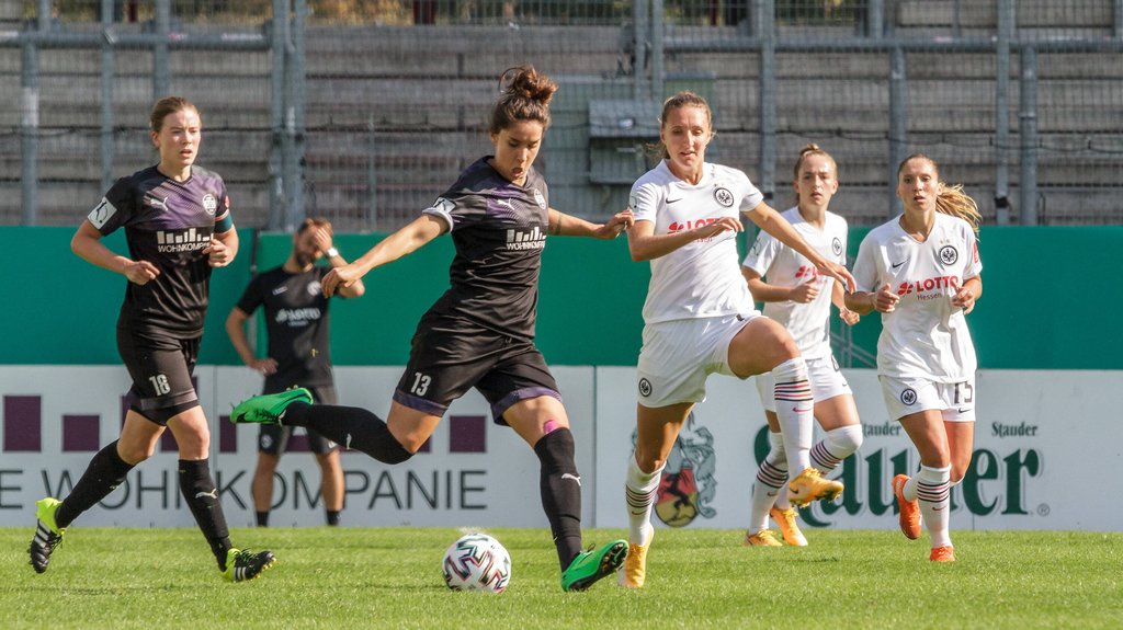 Schussstark: Barbara Brecht (2. von links) gegen Eintracht Frankfurt.