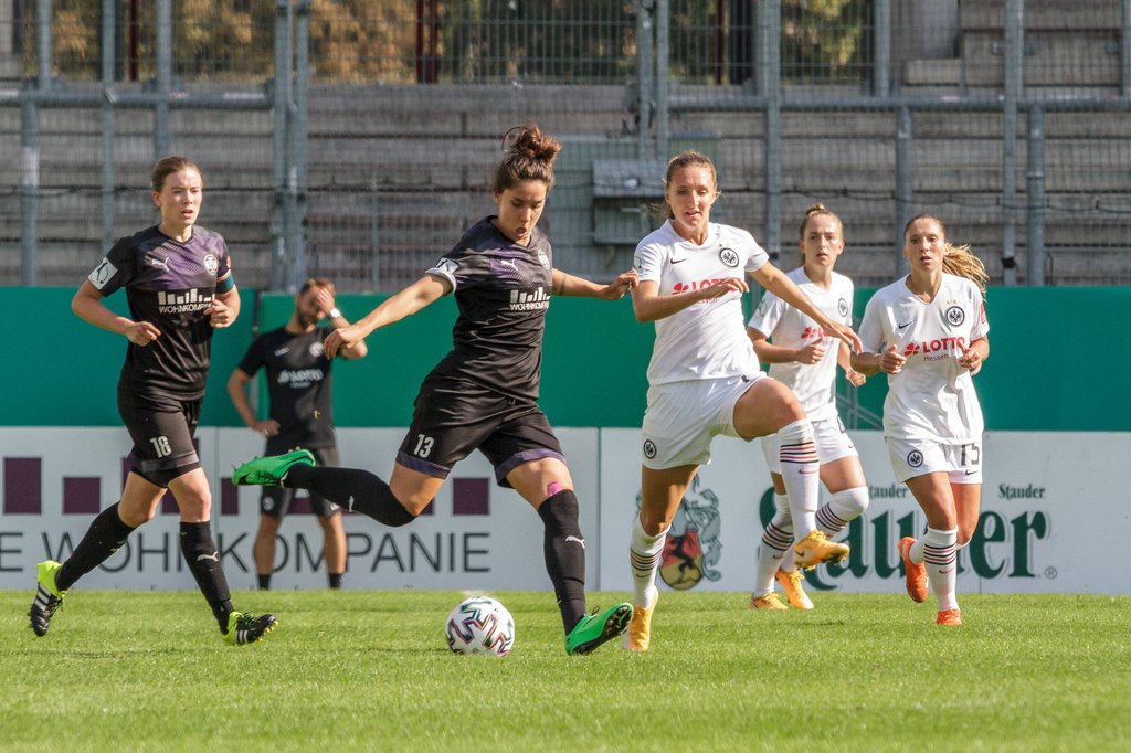 Schussstark: Barbara Brecht (2. von links) gegen Eintracht Frankfurt.