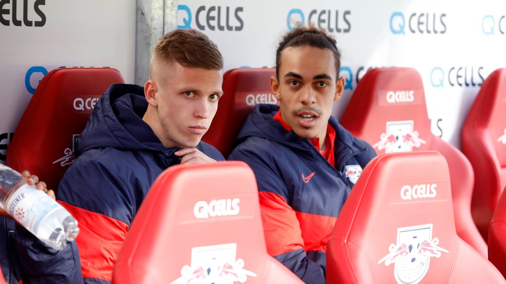 Dani Olmo (l.) und Yussuf Poulsen teilen das Schicksal als Bankdrücker bei RB.