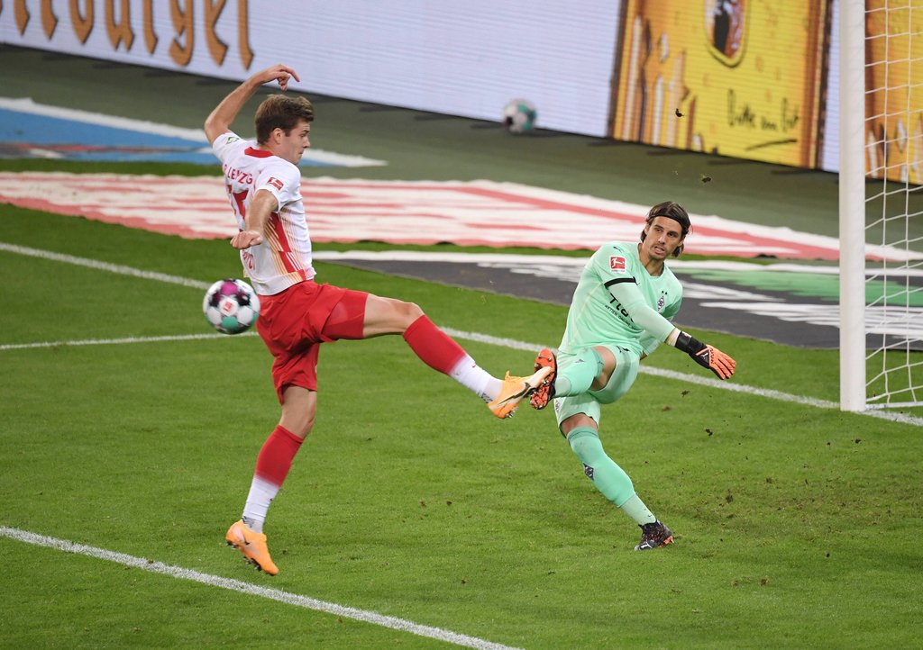 Alexander Sörloth und Gladbachs Yann Sommer (r.)