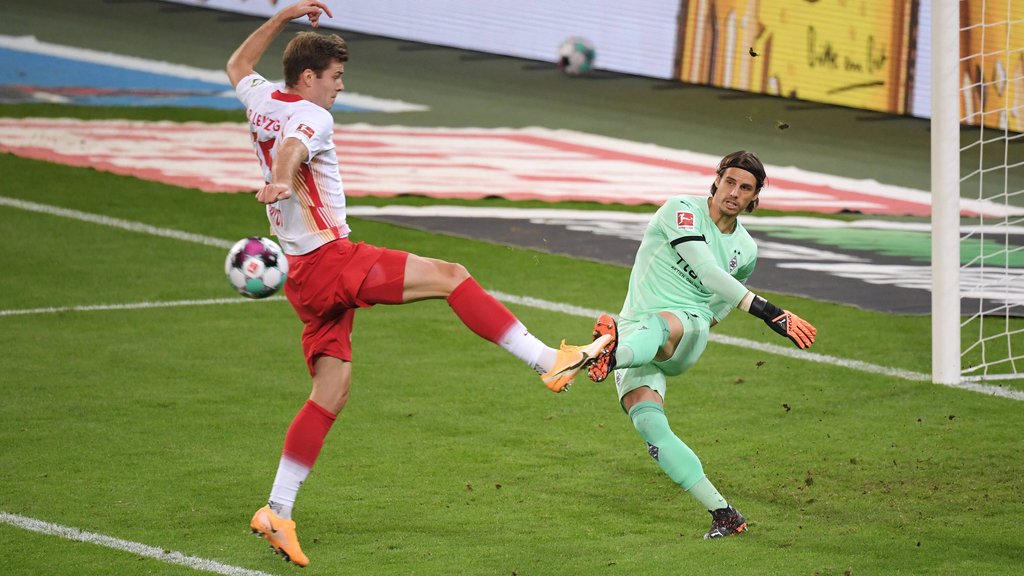 Alexander Sörloth und Gladbachs Yann Sommer (r.)