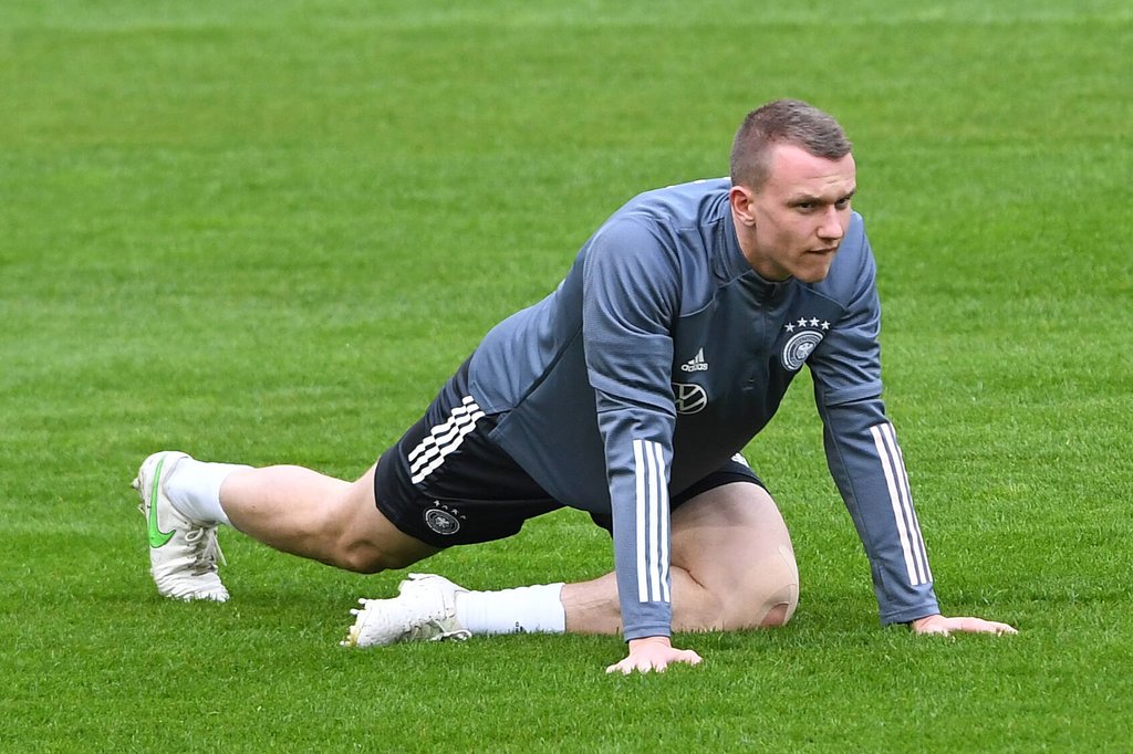 RB Leipzigs Nationalspieler Lukas Klostermann bei Dehnungsübungen.