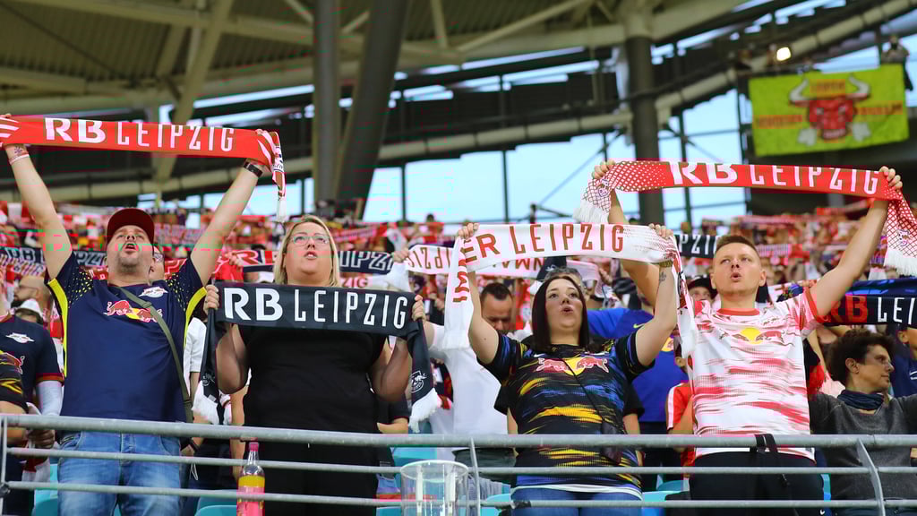 Fans von RB Leipzig beim Heimsieg gegen Stuttgart in der Red Bull Arena.