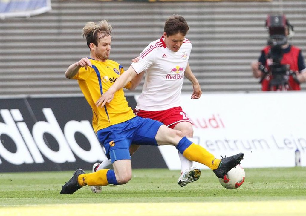 Auf dem Platz Kontrahenten, im Club gemeinsame Partycrew. Sebastian Seifert und Dominik Kaiser duellieren sich beim 0:0 zwischen RB und Lok Leipzig im Mai 2013.