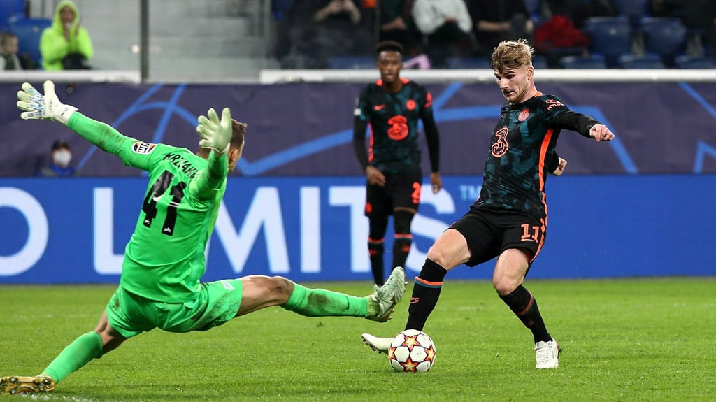 Timo&nbsp;Werner taucht vor Zenit-Schlussmann&nbsp;Mikhail Kerzhakov&nbsp;auf.