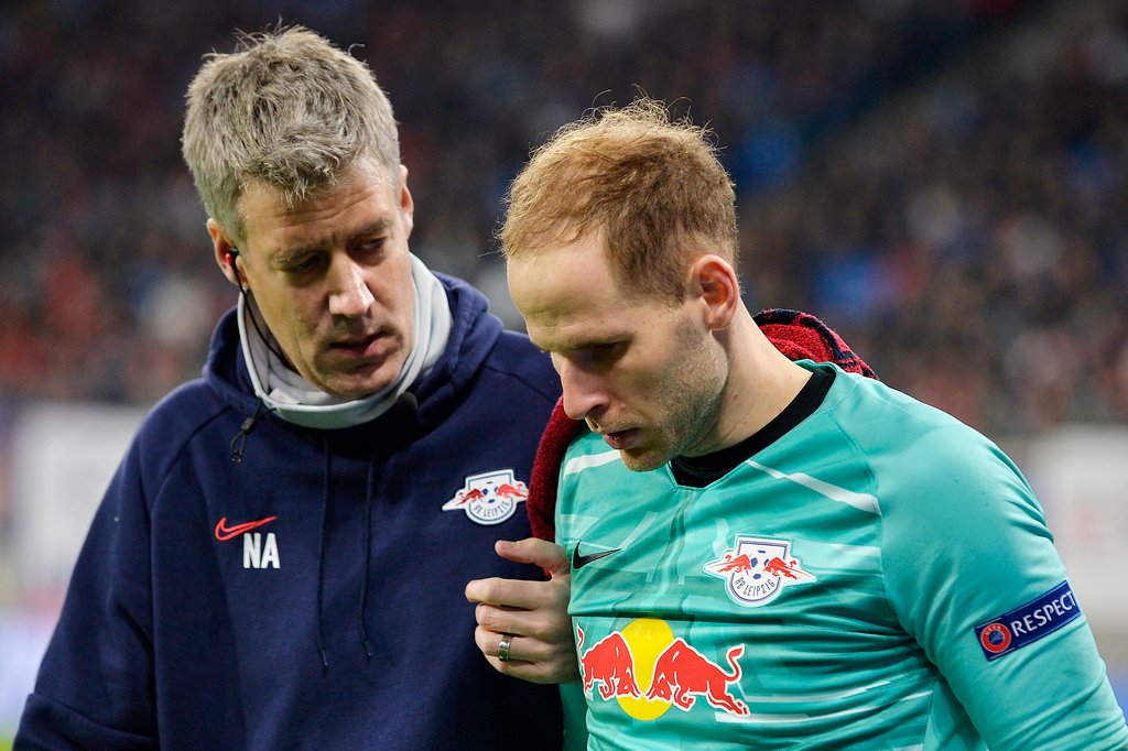 Peter Gulacsi musste gegen Benfica Lissabon nach einem Kopftreffer vom Platz und könnte RB Leipzig vorerst fehlen.