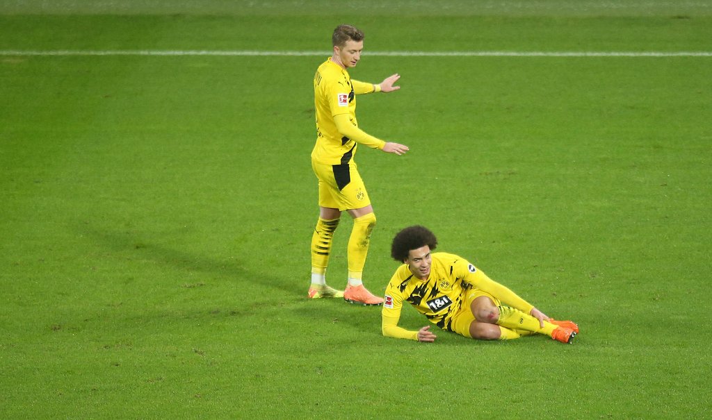 Axel Witsel am Boden: Marco Reus wusste sofort, was los war.