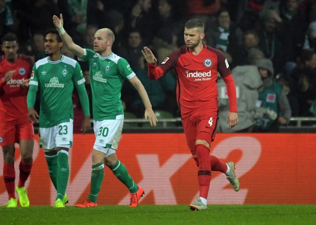 Ante Rebic will nicht über sein Tor jubeln, weil er Bremen mit Leipzig verwechselt.