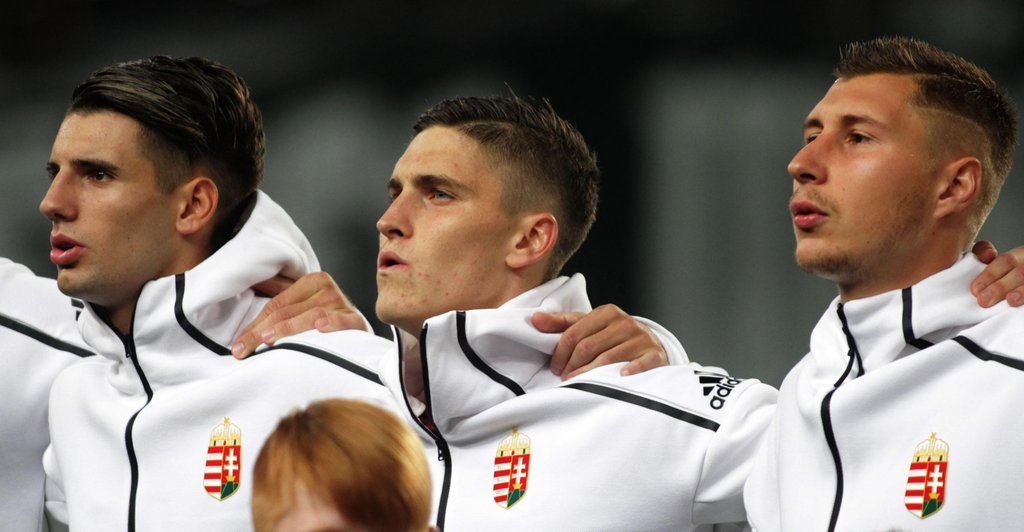 Dominik Szoboszla (l.) und Willi Orban (r.) vor einem Spiel mit der ungarischen Nationalmannschaft.