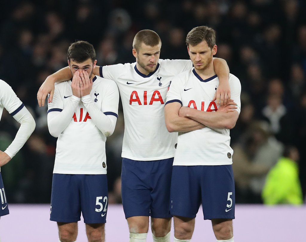 Troy Parrott, Eric Dier und Jan Vertonghen (v.l.n.r.) sind nach dem Aus im FA-Cup niedergeschlagen.
