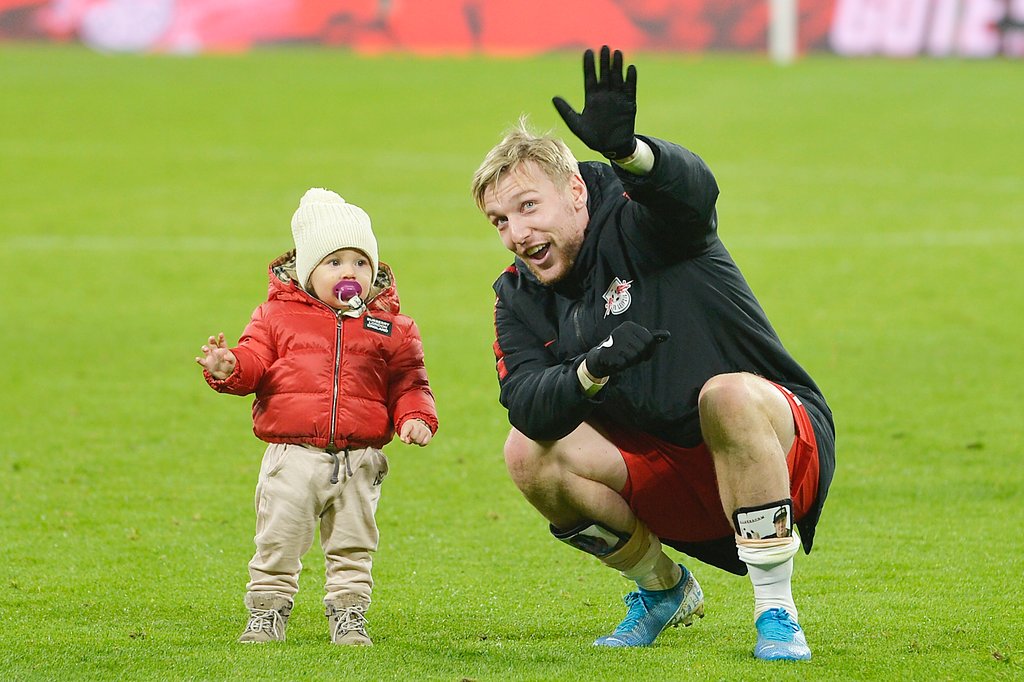 Emil Forsberg feiert nach einem Bundesliga-Spiel im Jahr 2019 vor der Fankurve mit Tochter Florence.