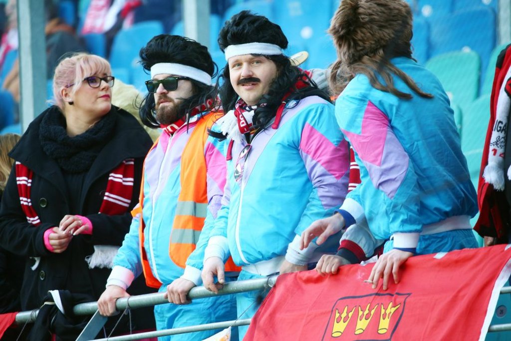 Viele Fans des FC Köln kamen verkleidet – manche mussten sich beim Spiel in Leipzig fotografieren lassen.