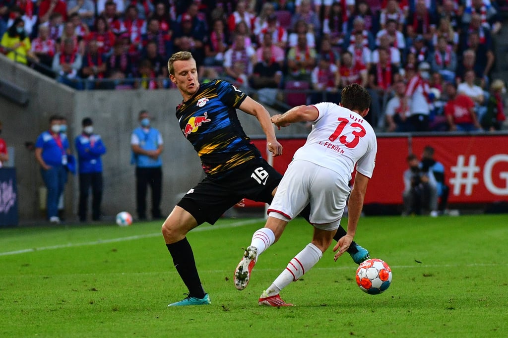 Lukas Klostermann im Duell mit Mark Uth vom 1. FC Köln.
