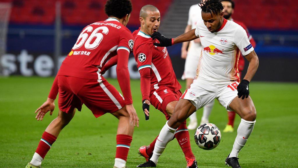 Rote Vorwand: Nkunku (r.) in der Zange von Thiago und Alexander-Arnold (l.)