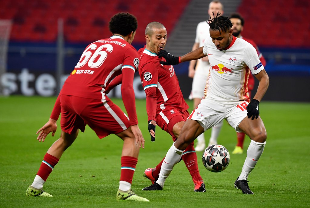 Rote Vorwand: Nkunku (r.) in der Zange von Thiago und Alexander-Arnold (l.)